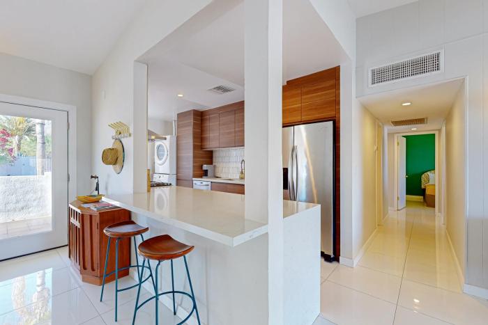 Desert oasis wgorgeous mtn views private pool with spa grill walk to town