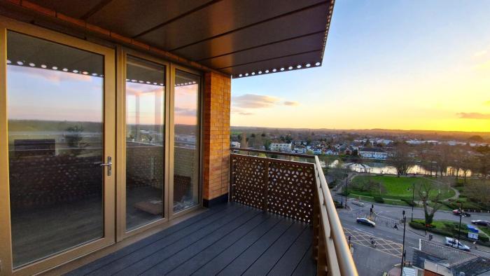 Gorgeous Riverside Flat with Free Parking & Wi-Fi