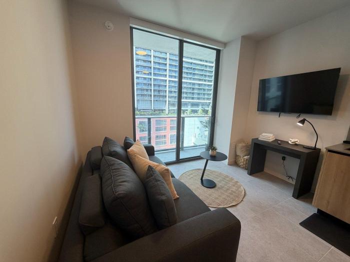 Spacious Condo with Den in Downtown Miami