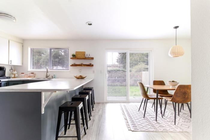 Bright Modern Retreat Near JBLM & Downtown Tacoma