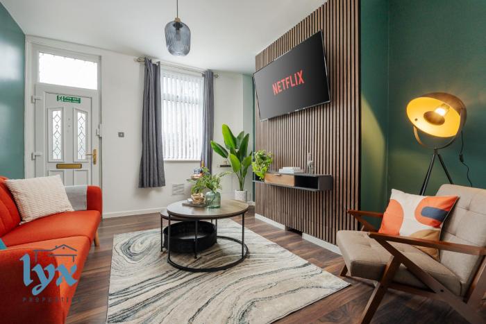 Stylish 2 bed home in St Helens by Lyx Stays, Ideal for Contractors, Weekend Getaways and Business Travellers - with Free Parking