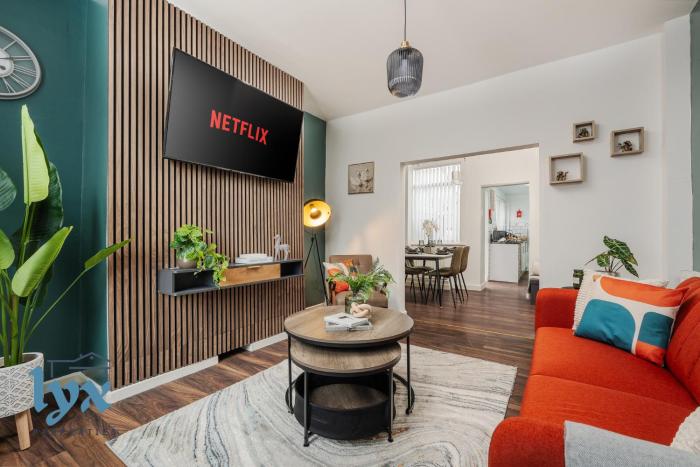 Stylish 2 bed home in St Helens by Lyx Stays, Ideal for Contractors, Weekend Getaways and Business Travellers - with Free Parking