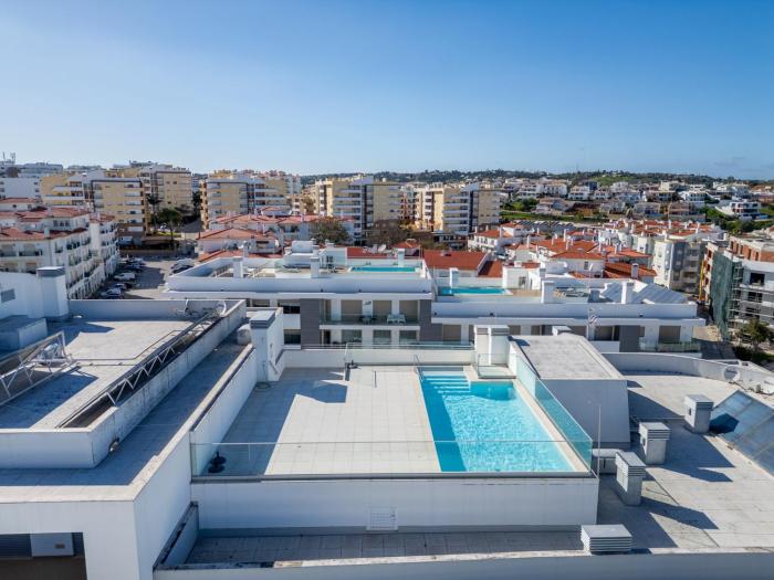 Cozy City Lagos Retreat with Rooftop Pool &Balcony