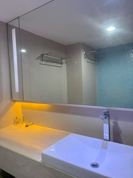 Jewelry trade center 2 bedrooms 2 bathrooms