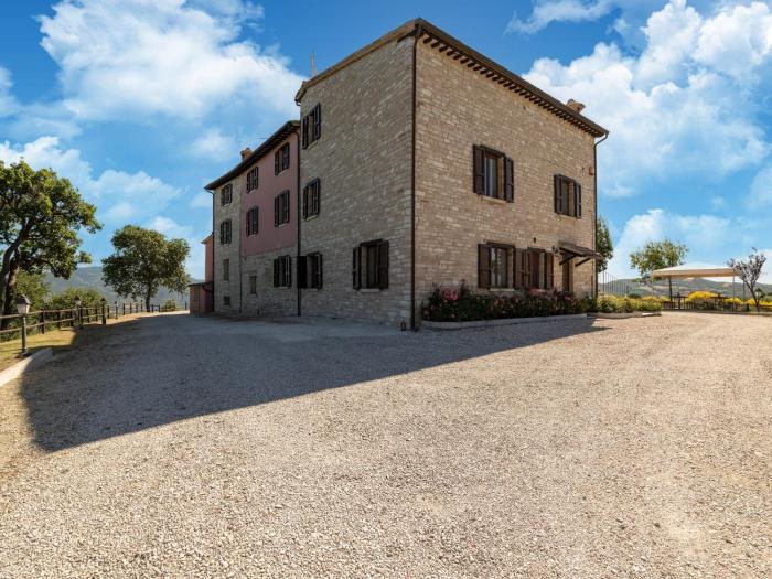 Apartment in a farmhouse with 2 swimming pools