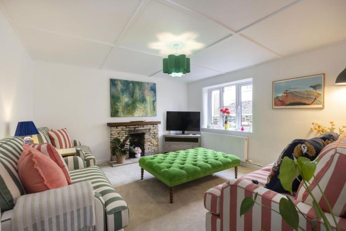 Cosy 2 Bed Cotswold Stone Cottage in Cirencester