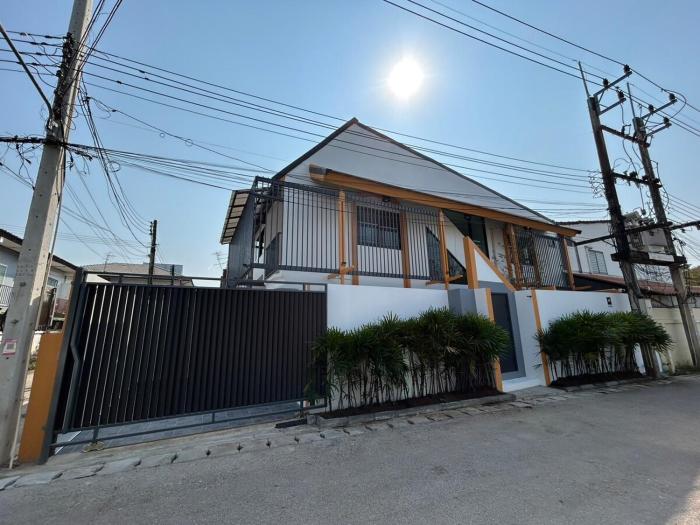 Nomad Work-Friendly Townhouse