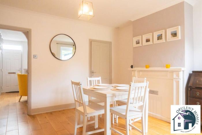 2BR Modern Home - Corporate & Team Ready - Central Reading Location