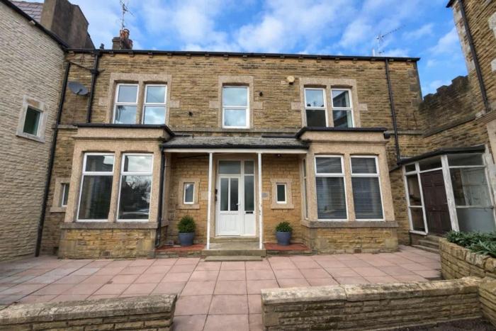 New Bright 1-Bed Flat Rear Access & Parking