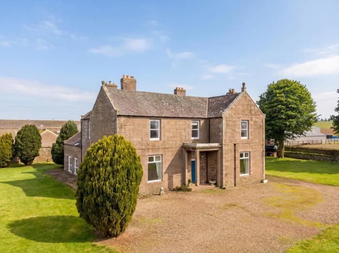 Spacious Country Farmhouse, 6 bedrooms, Sleeps 11