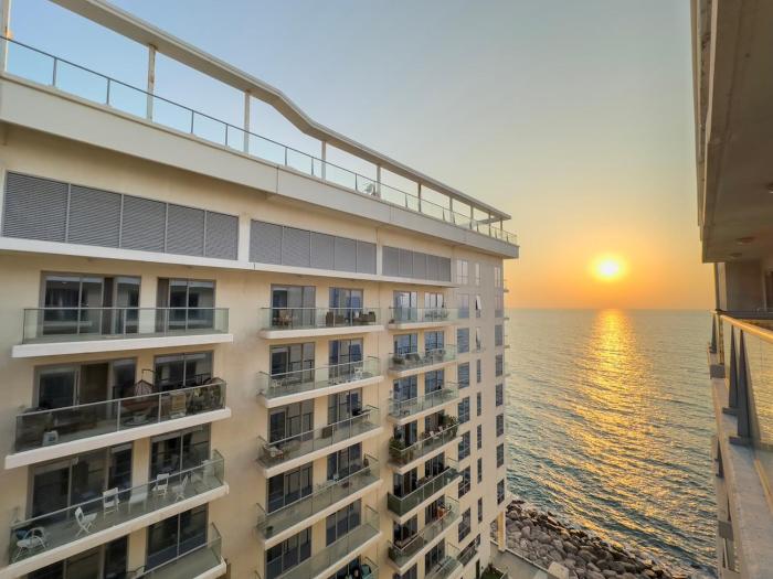 Coastal Retreat I Elegant 1BR with Partial Sea View