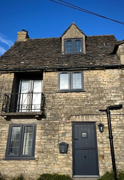Charming Cotswold cottage with stunning views