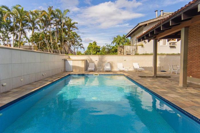 Casa com 3 Suites Piscina e Churrasqueira