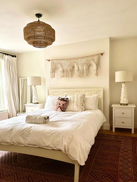 Vintage Basement Flat 1 min walk to beach.