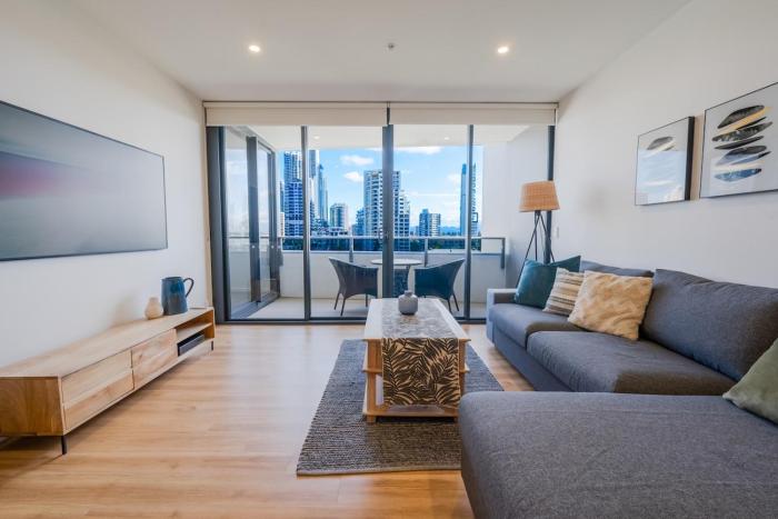 Stylish Apt with City Views - Gym, Pool, Sauna!