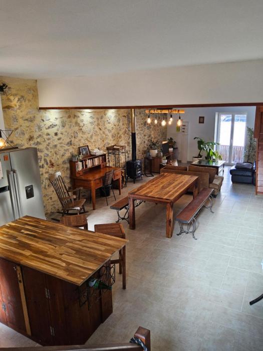 Honey house, air conditioning, stove, pets ok