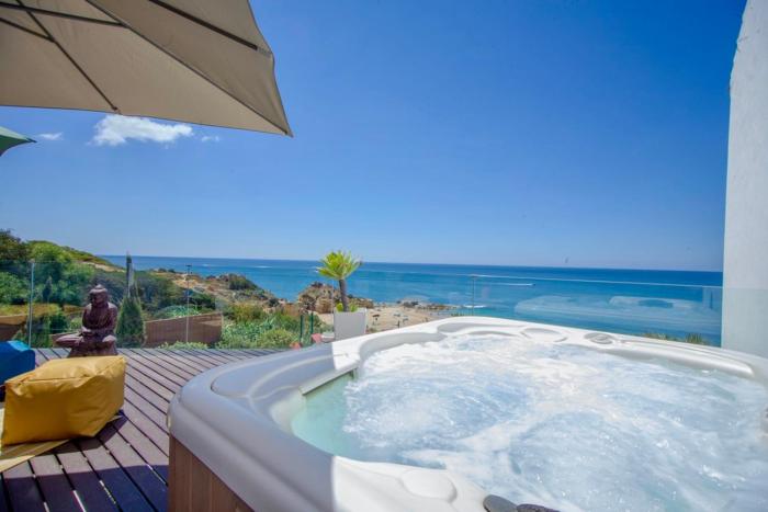 Beachfront Villa - Private Beach Access - Walk Everywhere without car - pool & jacuzzi