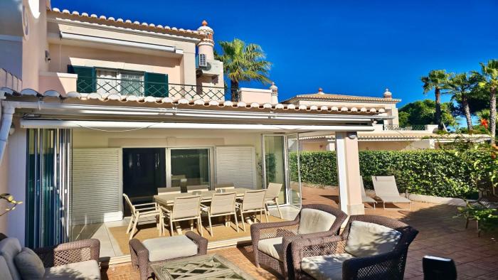 Villa Cypress Vilamoura, 3Bed Villa with Terrace and Pool Access