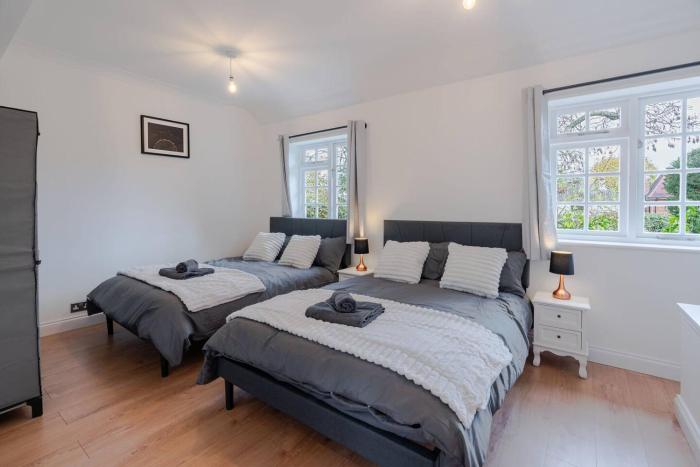 Comfortable Putney Home Sleeps 8 Wi-Fi Parking Ideal for Families and Contractors
