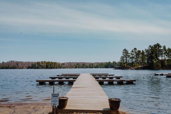 Pines Lakefront Cottage at Horseshoe Lake