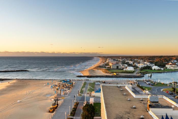 Oceanfront Beach Condo, Pool, Gym, Fishing Surfing