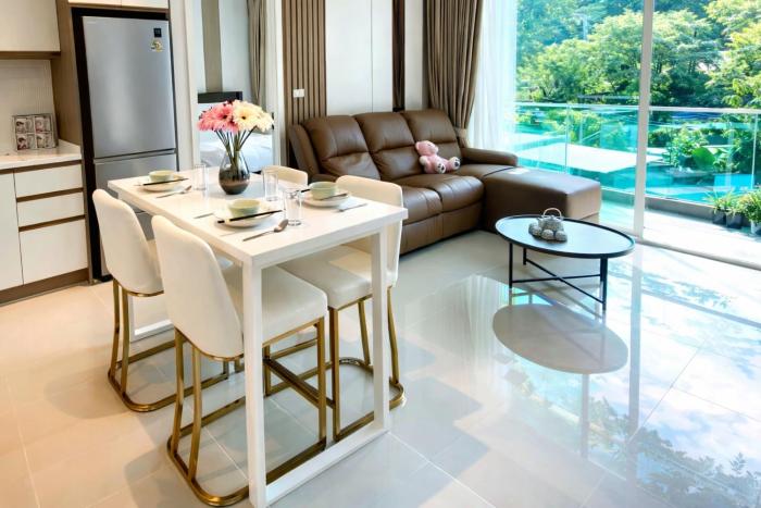 Bright Modern 2BR Condo Near Central with Pool, Gym & Mountain View