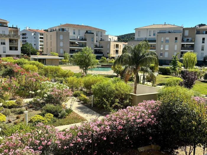 Lovely apartment in a residence with a pool!