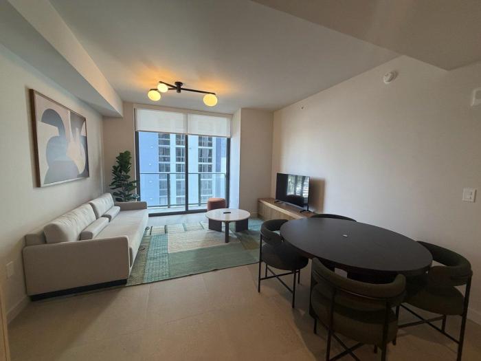 Downtown Miami Condo Near Bayside w Free Parking