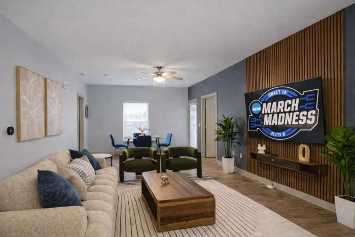 March Madness Stay Modern 2BR Free Parking Walk to Lucas Oil