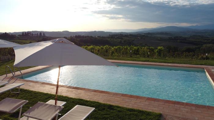 Rural ground-floor home with pool