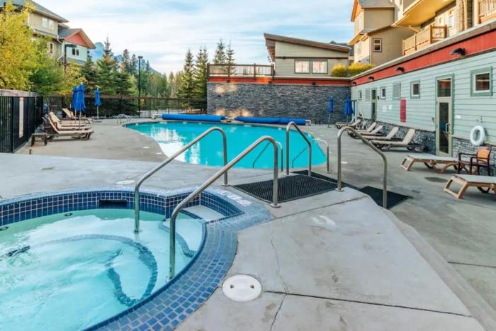 Renovated 2BR, Heated Pool, 3 Hot Tubs, Pets ok!