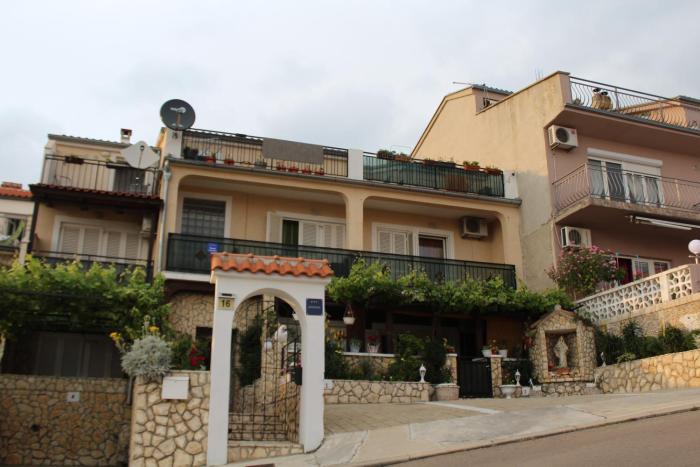 Apartments with parking space Crikvenica - 12657