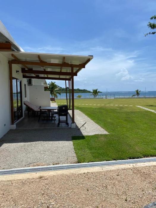 Tropical Beach Retreat AC, Wifi, BBQ & Parking