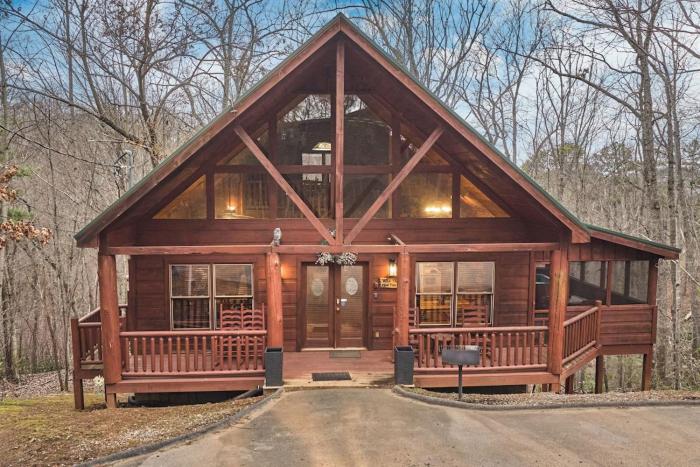 Perfect 1 BR with Loft Cabin Between Pigeon Forge and Gatlinburg