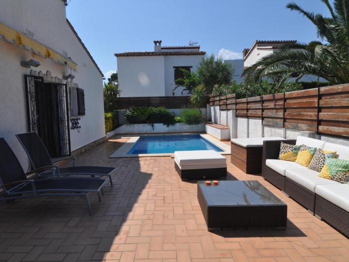 Casa Encantadora con Piscina Privada en Riells, Ideal para Familias y Amigos - HISP-7-1