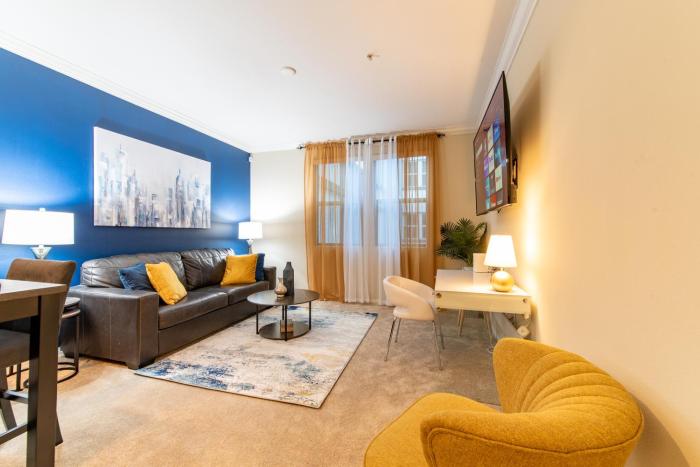 2 bed 2 bath, Hollywood, WIFI, Parking, 24 hr Gym