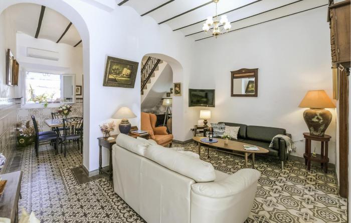 Amazing Home In El Pedroso With Wifi