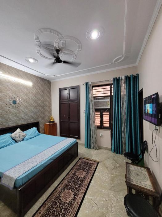 SPACIOUS HOUSE NEAR MEDANTA SEC 38 Hairsh Home Stay