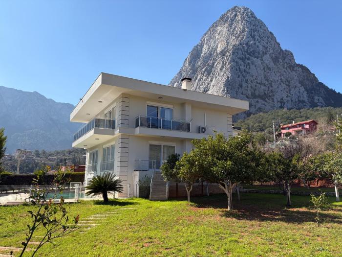 Hisarçandırda Geniş Dağ Evi