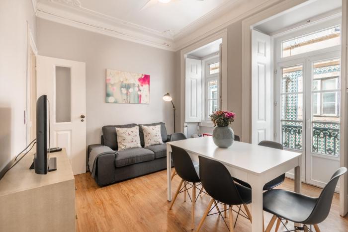 B1 Luminous Gem for 6 in BICA Neighborhood - LIS Downtown!
