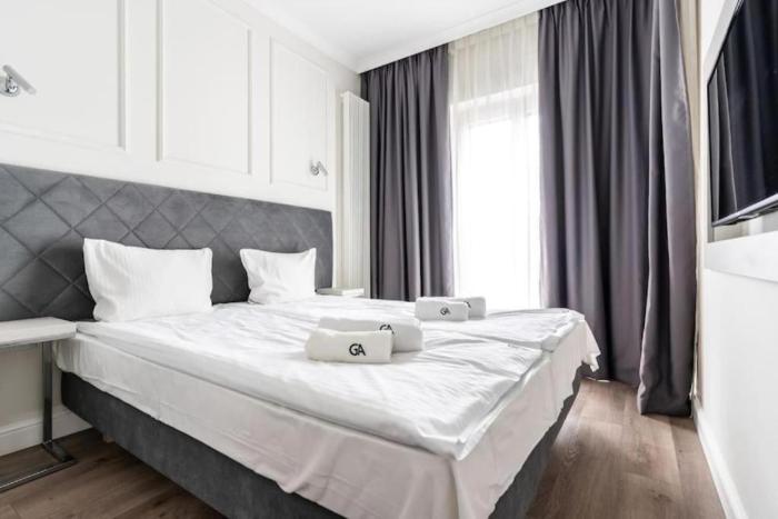Urban Chic - Luxury Stay for up to 20 Guests in Mennica Residence, Warsaw Center