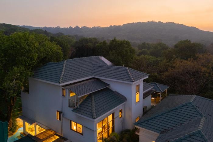 Sapphire Sands by StayVista with Pvt Pool, 4 Jacuzzi at Siolim, Goa