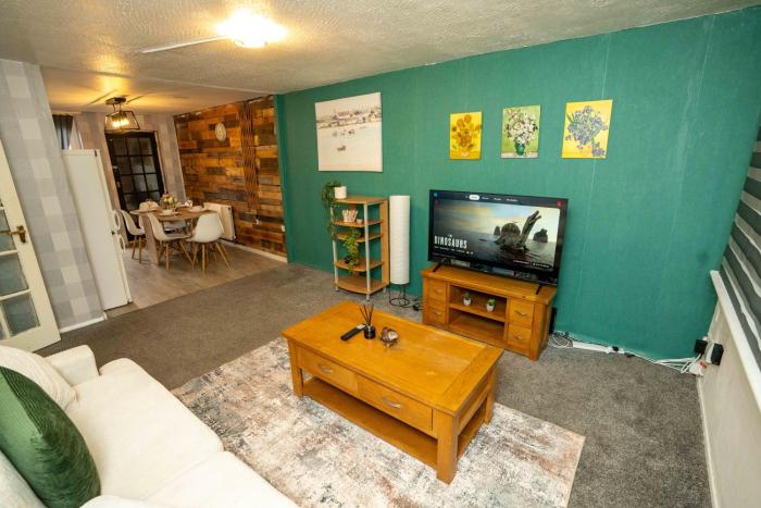 3-Bedroom Contractor House near i54 Business Park & M54