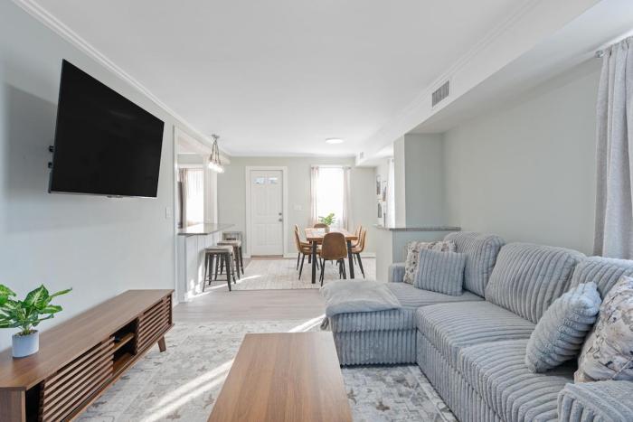 7 Min to NYC, Modern New Apartment