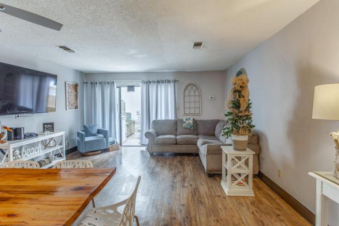 Steps to Ocean: Convenient Myrtle Beach Townhome!