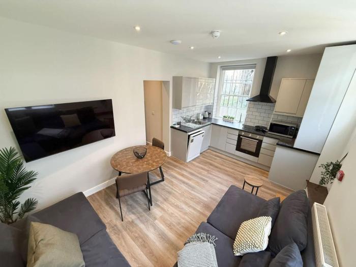 Six Bedroom Flat on John Street - Flat 1