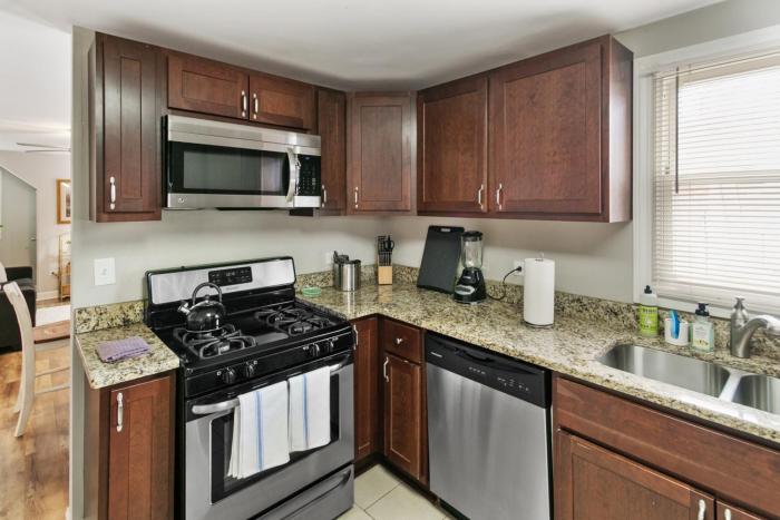 Modern Apt in DT Libertyville near Naval Base