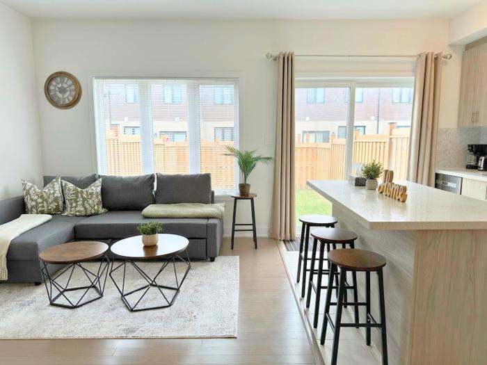 Cozy 3BR Barrie Hub - Private Yard - Easy 2-Car Parking