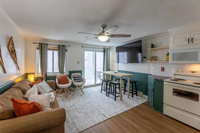 Stroll to Slopes, Village Area, Ski in-out MtLodge 294