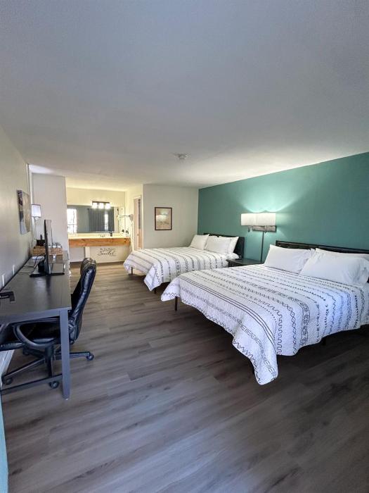 Boutique Studio with Jetted Tub Walk to Town